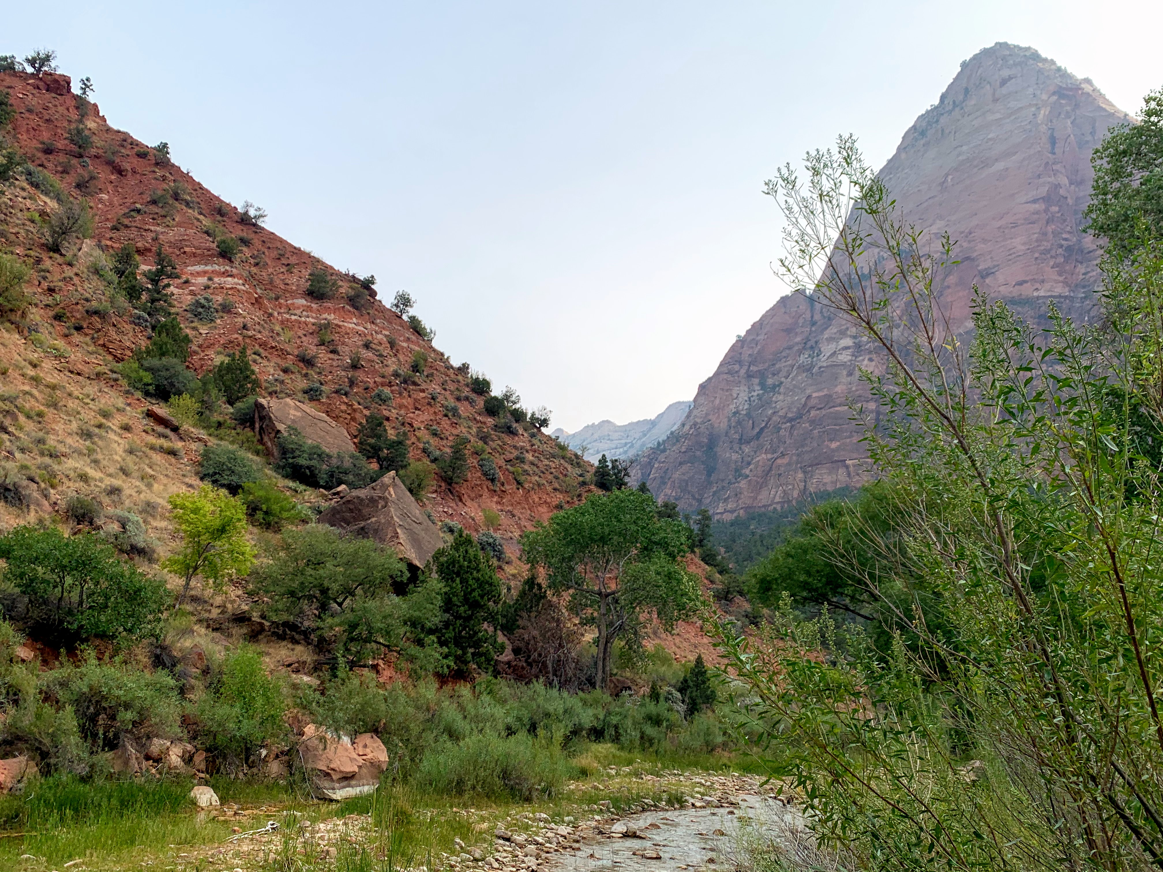 Heading into the imposing Canyon from Pa&rsquo;rus Trail